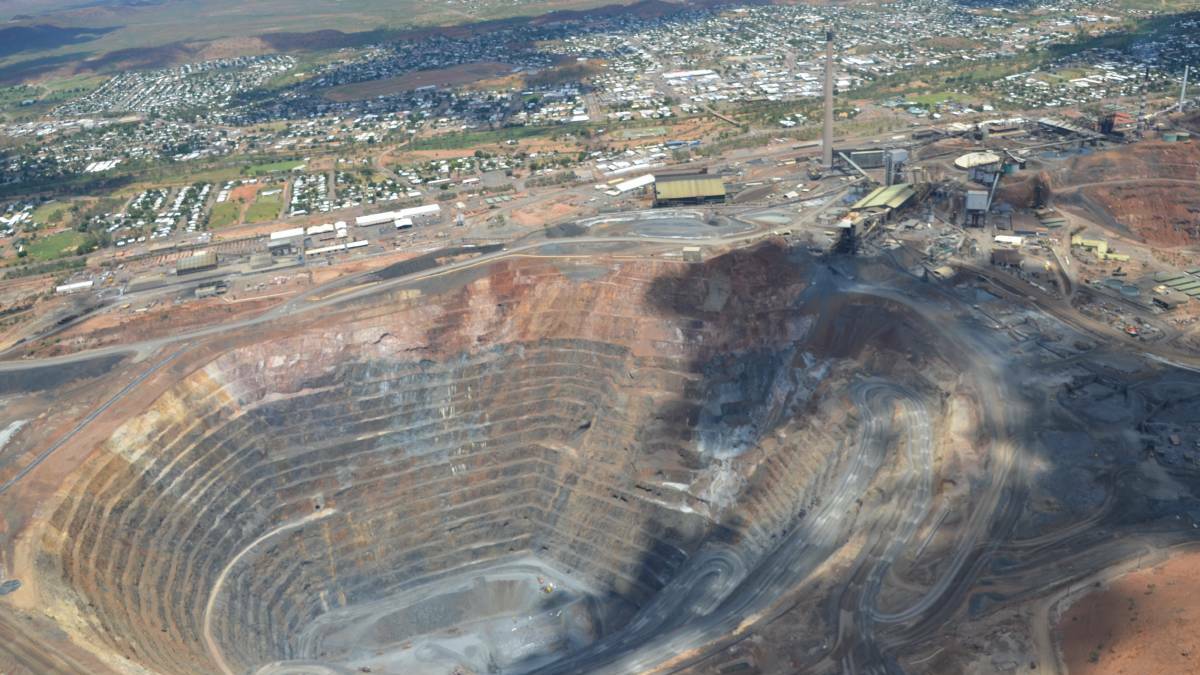 Mines cannot employ 100% FIFO under new laws passed in Queensland parliament.
