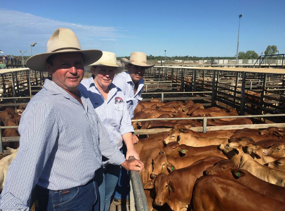 ROMA STORE: Brett Warne, Jembrae Droughtmasters, Arcadia Valley, with PJH Livestock’s Tracey Saunders and Steven Goodhew. The Warnes sold steers to 330c.