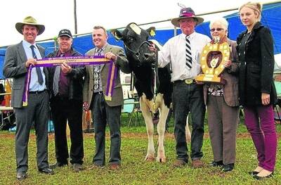 llawarra judge Steven Ledger, Jersey and Brown Swiss judge Paul Newland, Holstein judge David Ninness, Colin Daley, winner supreme champion dairy cow, Margaret Sigley presenting the trophy and Holstein Dairymaid Rielli Portegys.