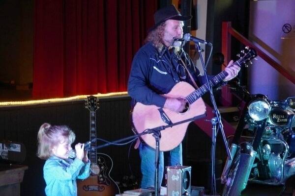 Three year old Bella Rose Poulos ‘steals the limelight’ and sings with Steve Grace. Photo by Georgina Humphries. 