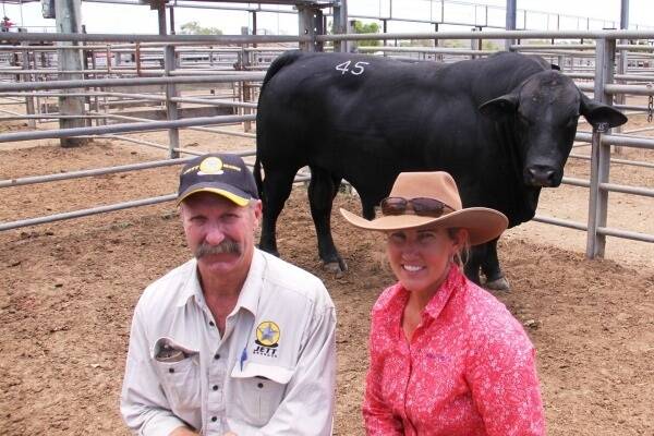 Pictured with the $8000 top price 2014 Charters Towers Invitational Brangus Sale bull, Lot 45, Jett 178 H19 are vendor Mark Reid, Jett Stud, Paeroma, Emerald, and buyer Kerry Wallace, Wallace Cattle Co, Brigalow, Marlborough.