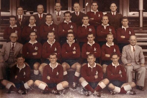 The 1953 Queensland side which drew 2-2 with New South Wales and defeated the USA All-Stars. The squad included Kel O’Shea (fourth from right, third row).