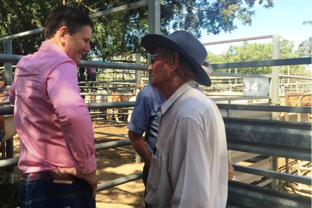 Leader of the Opposition Lawrence Springborg MP speaking with local Rory Rankin at the Mareeba Saleyards.
