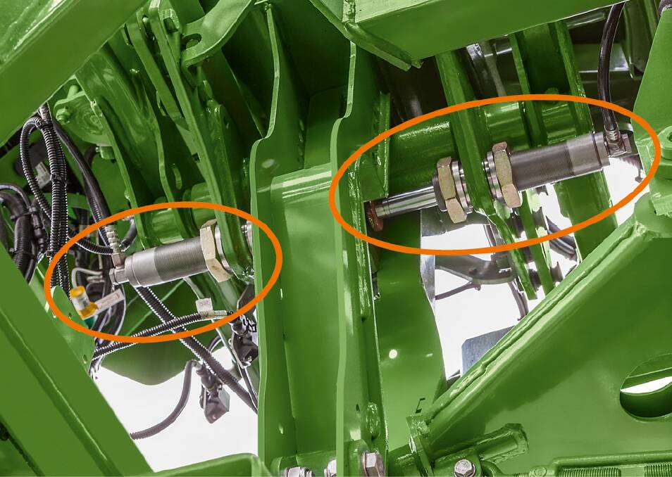 Amazone SwingStop features two actively-operating hydraulic rams in the centre of the boom