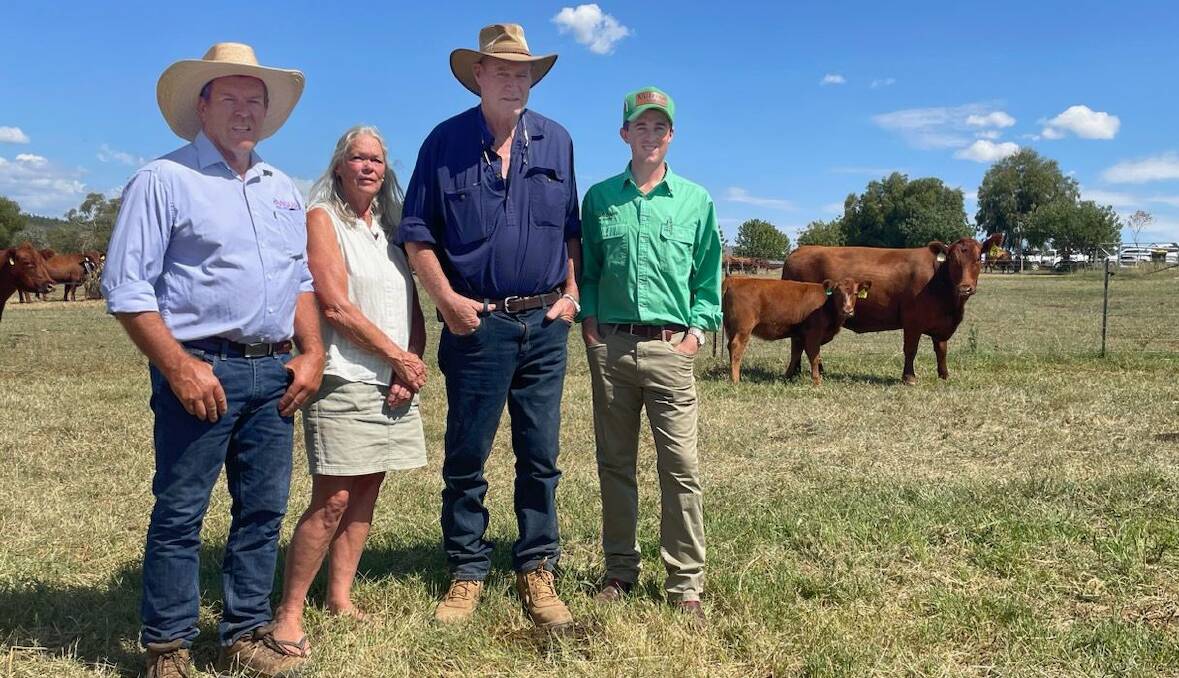 Vendor David Hobbs, Molong, with equal top-priced buyers, Max Blair and Jen hall, Bright, Vic, and auctioneer Matt Campion, Nutrien, and Round-Em-Up poppy P017. Pictures by Andrew Norris.