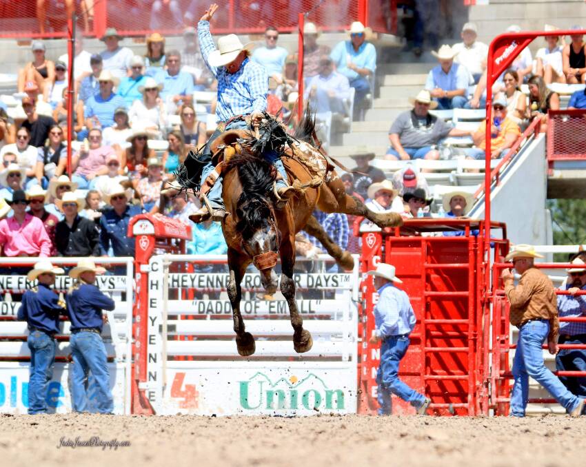 Darcy Radel winning the round at the Cheyenne Rodeo on Cash Deal with an 85.5 point score. Picture: Supplied