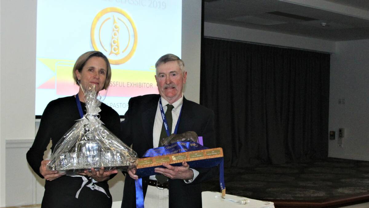 CQ Carcase Classic president Carlie Ward presents the most successful exhibitor award to Ted Murphy, Tayglen, Dysart.