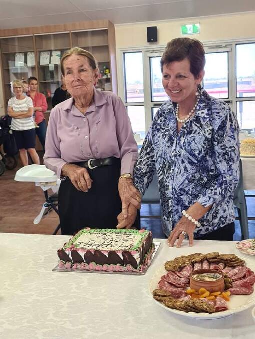 Beryl Murphy and Bev Webber cutting the 60th anniversary cake.