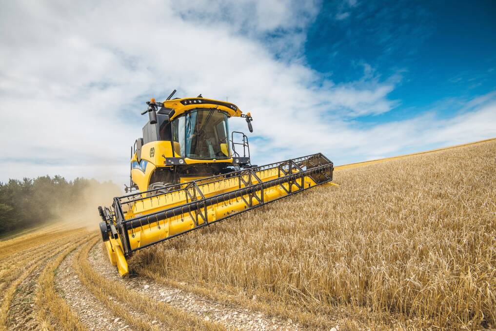 MORE EFFICIENT: New Holland says its new CH7.70 headers with Crossover technology is 25 per cent more efficient than conventional harvesters in its segment. 