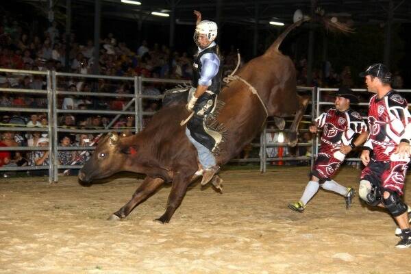 PBR cowboy showing style at Innisfail 