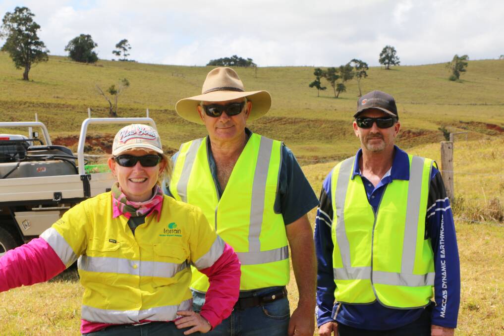 Terrain NRMs Jen Mackenzie, Tablelands grazier Rob Pagano and Maccas Dynamic
Earthworks Wayne MacDonald at the Upper Johnstone Integrated Project site on Robs farm.
